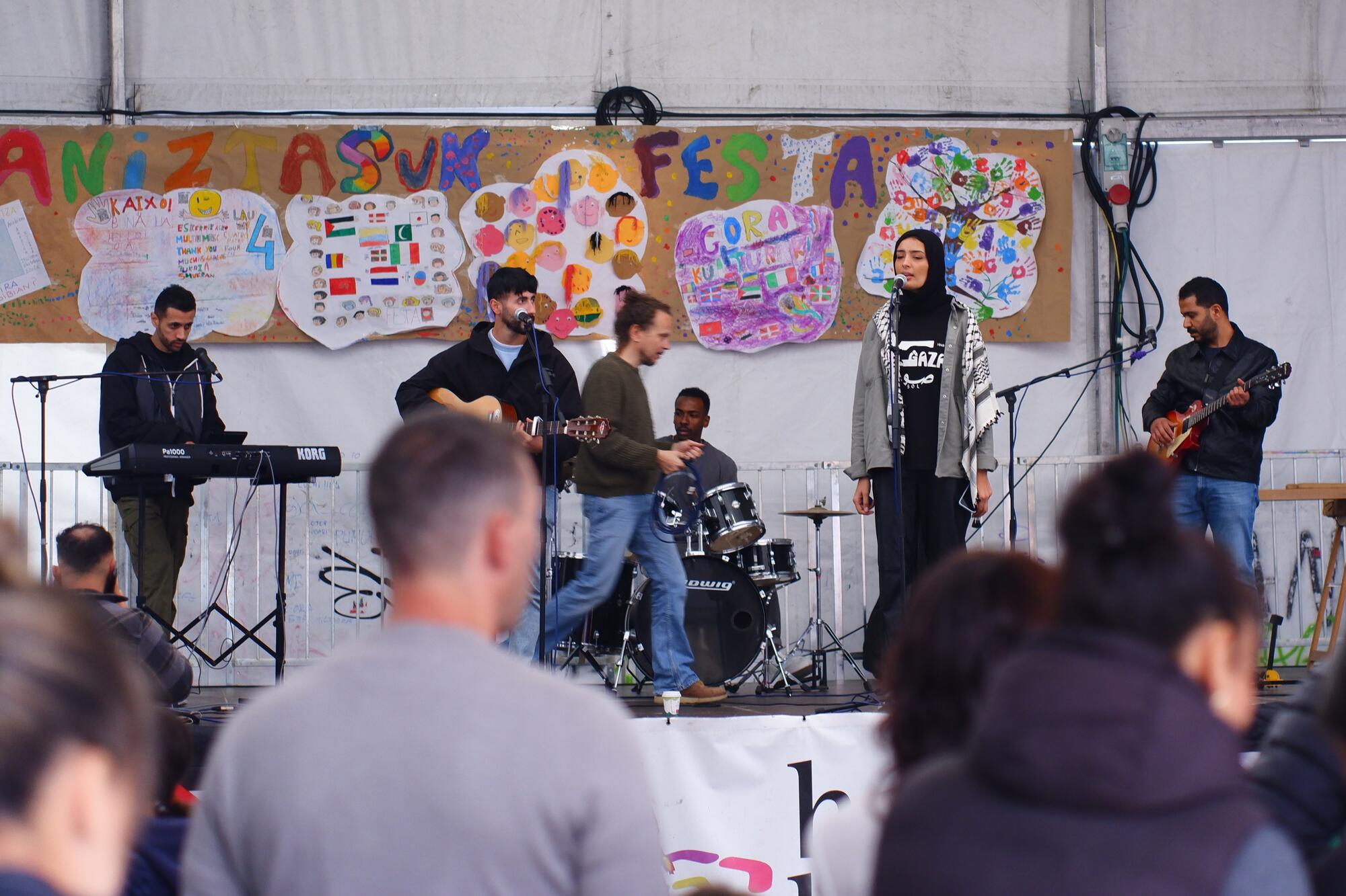 Actuación del grupo de música Sol Band en Zaldibia (Gipuzkoa)